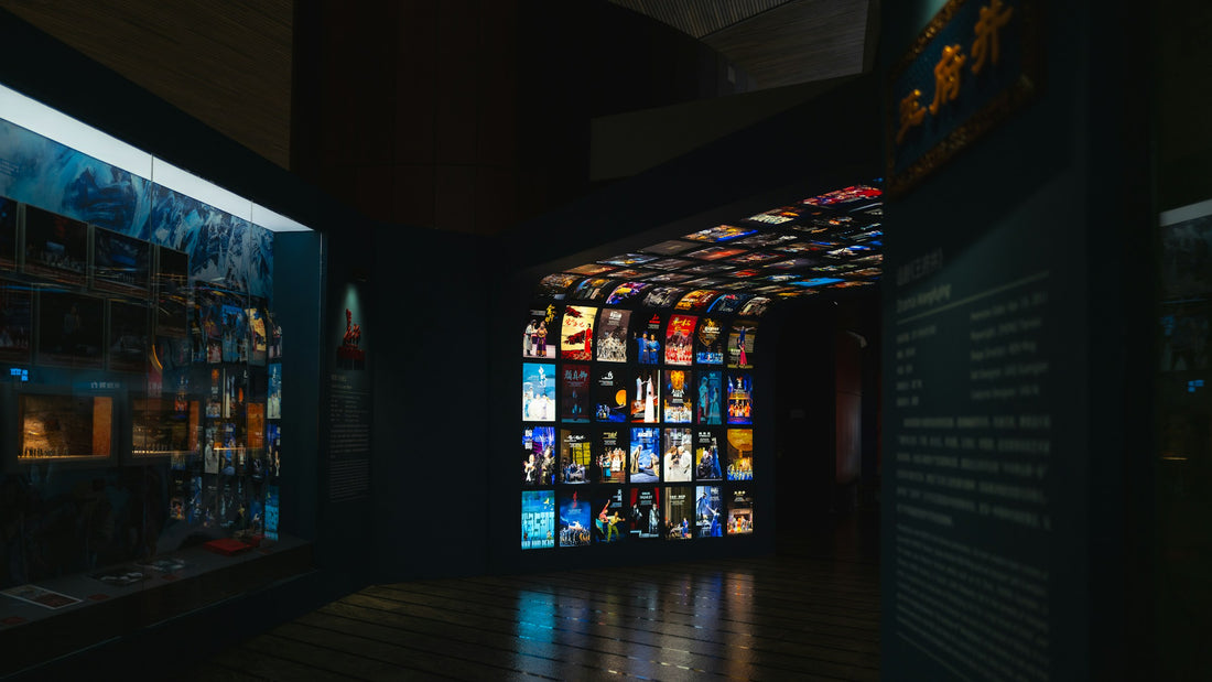 Museum exhibition using multiple digital screens for interpretation